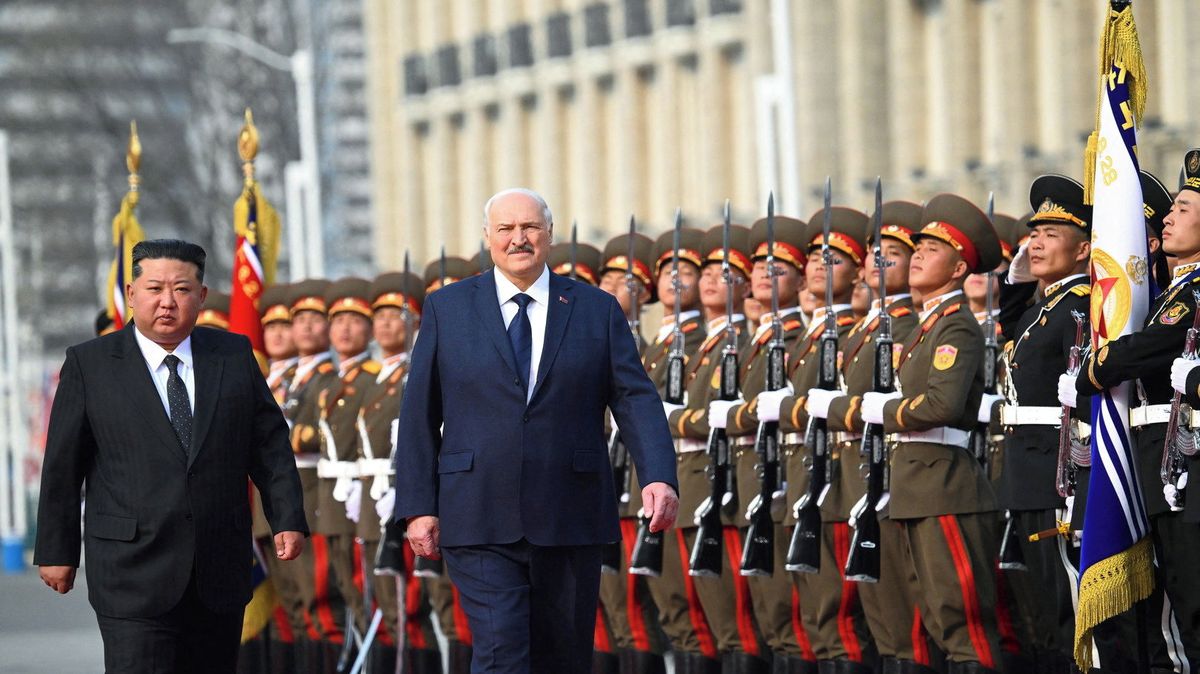 Běloruský vůdce Lukašenko při návštěvě KLDR uctil památku sovětských vojáků